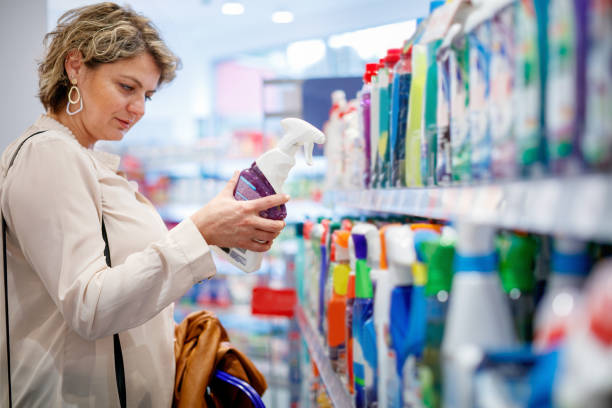 Gôndola de supermercado, cliente comprando